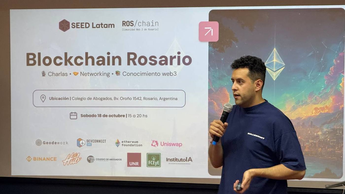 SEED Latam talk in Rosario, speaker presenting in front of the event slide