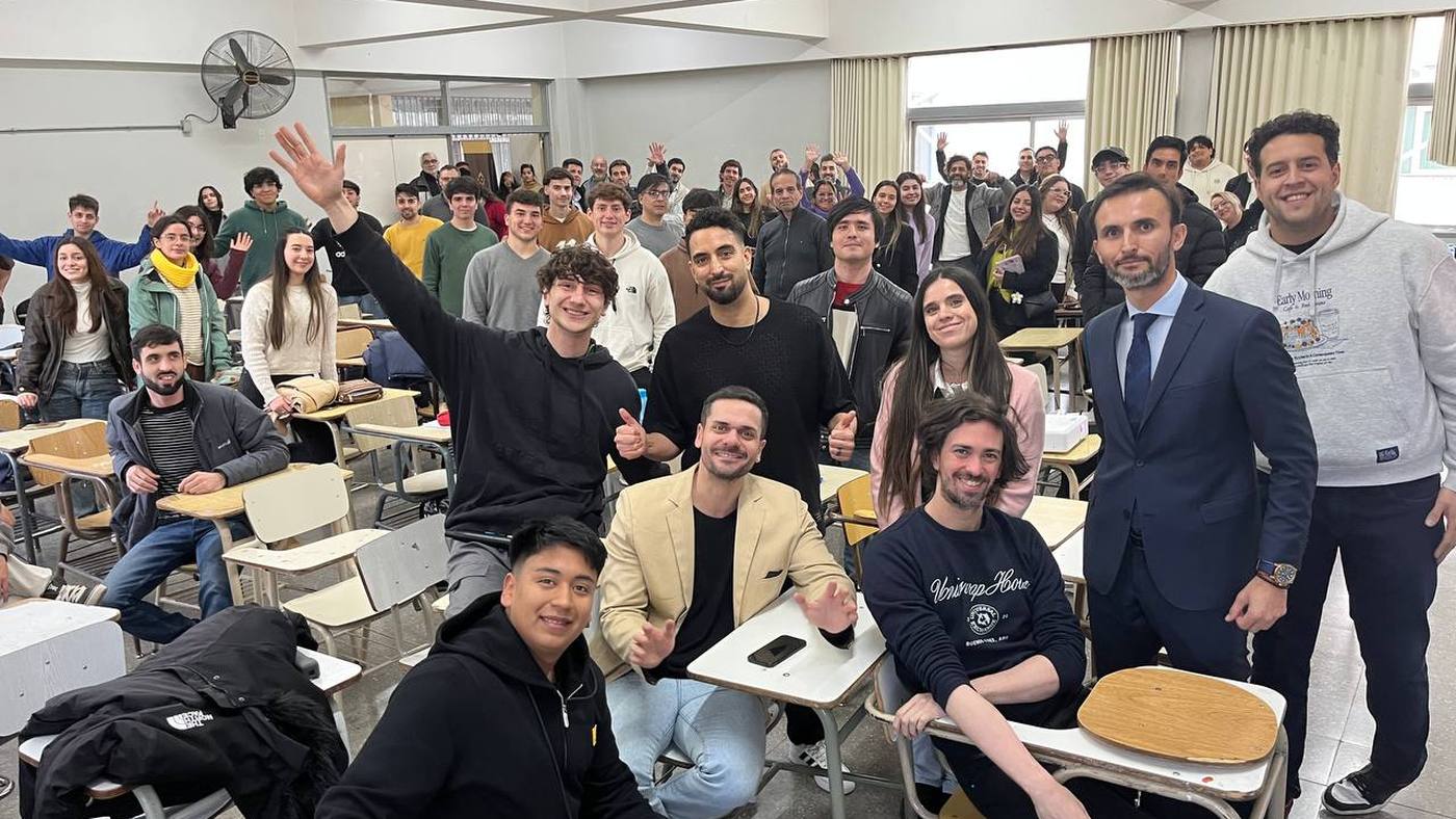 Full classroom during a SEED Latam session at a university